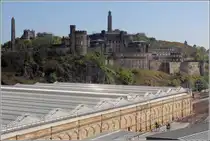 Edinburg. Blick von der North Bridge �ber die D�cher des Bahnhofs Edinburgh Waverley zu den Geb�uden auf dem Calton Hill. 03.05.2017 
