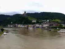 Blick auf die Stadt, die leicht �berflutete Mosel und die Reichsburg in Cochem. Wo das Boot im linken Bereich schwimmt, w�re normalerweise ein Fu�- bzw. Fahrradweg. [Ende Juni 2016]