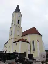 Mitterskirchen, kath. Pfarrkirche St. Johann Baptist, einschiffiger sp�tgotischer Bau mit leicht eingezogenem Chor und s�dseitigem Turm, erbaut um 1517, Ausbauten 1819 und 1890, 1910 nach Westen verl�ngert (25.12.2016)