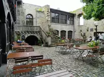 S�droute der Stra�e der Romanik: Bad K�sen, Saaleck, Rudelsburg: Der historische Burghof. Bereits 1853 wurde hier eine Trinkhalle errichtet. Heute befinden sich hier ein Standesamt und das Burgrestaurant. An den alten Gem�uern erinnern Gedenktafeln an Franz Kugler ( An der Saale hellem Strande , 1826) und Hermann Allmers ( Dort Saaleck, hier die Rudelsburg , 1863). Zum Wohle ... (11.07.2017)