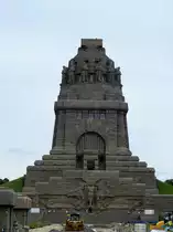 Leipzig - eines der bekanntesten Wahrzeichen der Stadt - das V�lkerschlachtdenkmal (1913) im S�dosten von Leipzig. Anlass zur Errichrung war der 100. Jahrestag der V�lkerschlacht bei Leipzig. Es ist heute eines der gr��ten Denkm�ler in Deutschland. Gegenw�rtig wird die Au�enanlage saniert, die Arbeiten sollen 2019 abgeschlossen sein, ... na mal sehen. (16.07.2017)
