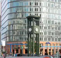 Berlin, Am Potsdamer Platz, Nachbau der ersten Verkehrsampel in Deutschland (1924). F�r den damals verkehrsreichsten Platz Europas baute SIEMENS den f�nfeckigen Ampelturm. (13.07.2017)