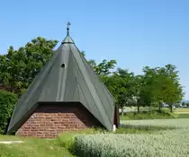 Hausen a.M., Brunnenh�uschen f�r die �ffentliche Wasserversorgung, am Ortsrand, Mai 2017