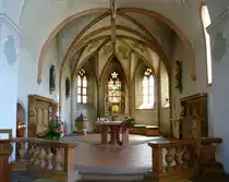 Niederrimsingen, der Chorraum mit dem Altar in der St.Laurentiuskirche, Mai 2017