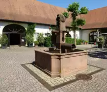 Oberrimsingen, Brunnenanlage im Schlo�hof, Mai 2017