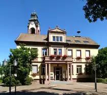 Kollnau, das Rathaus der ca.5000 Einwohner z�hlenden Gemeinde im Elztal, 1774 als Schulhaus erbaut, ab 1909 als Rathaus genutzt, dahinter der Glockenturm der St.Josefskirche, Juli 2017