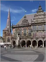 Bremen. Teil der Rathausfassade am Markt, davor der Roland. Links daneben der Turm der Kirche Unser Lieben Frauen.  31.05.2017