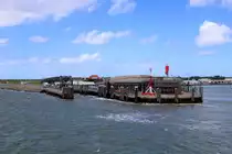 Der Hafen der Nordseeinsel Norderney mit dem im Bau befindlichen Hafenterminal f�r die F�hren nach Norddeich. Aufgenommen von der Personenf�hre  Frisia III . [28.7.2017 - 13:20 Uhr]