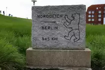 Von Norddeich nach Berlin muss man 545 km weit fahren. Dieser Stein befindet sich am Deich, zwischen dem Haus des Gastes und dem Lesesaal. [24.7.2017 - 18:55]