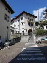 Gemona del Friuli, H�user an der Piazza del Municipio (05.05.2017)