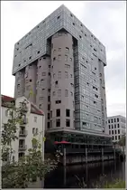 Hamburg-Harburg. Die Umnutzung des Hafengebietes um den Binnenhafen wird seit einigen Jahren vorangetrieben. Das Silo aus den 1930er Jahren am Westlichen Bahnhofskanal wurde zu einem Geb�ude mit 14 B�roetagen und einem Restaurant im Erdgeschoss umgebaut. 
02.08.2017