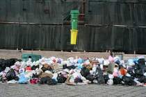 Kampanien und sein M�llproblem.
Als das Problem im Dezember eskalierte, fand ich es ehr traurig. Wenn ich mir aber die M�llberge ansehe, kann ich nur noch lachen. Ca. 50% sind recykelbare Rohstoffe. Ca. 20% kompostierbare K�chenabf�lle kommen hinzu. Die Tonnen zur M�llsortierung bleiben aber leer.
Es ist schon erstaunlich, wie eine Schuttrutsche den Dreck breitfl�chig verteilen kann:-)