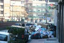 Kampanien und sein M�llproblem.
Es wurde ja in den letzten Wochen viel in Deutschland dar�ber berichtet. Jetzt mal ein paar Bilder von mir. Das ist mein t�glicher Weg ins Stadtzentrum. Seit einigen Tagen k�nnen wir den Gehweg nicht mehr benutzen.