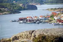 Ein Teil der Ortschaft Fj�llbacka vom Vetteberg aus gesehen. Ingrid Bergman machte regelm��ig in Fj�llbacka Urlaub. Nach ihrem Tod wurde dort ihre Asche auf See verstreut. Ihr zur Ehren hei�t der Hauptplatz beim Hafen heute Ingrid Bergmans Tor. Aufnahme: 1. August 2017.