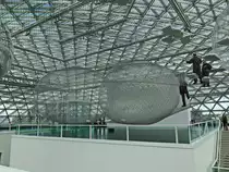 Die riesige Netzkonstruktion  in orbit  des K�nstlers Tom�s Saracen. Juli   in der Kunstsammlung  K21 in D�sseldorf ist wieder begehbar, gesehen und betreten am 28. Juli 2017.