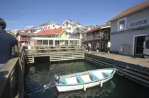 Sm�gen ist mit seinem nat�rlichen Hafen einer der Hauptumschlagspl�tze der schwedischen Fischindustrie. Eine Besonderheit sind die �Sm�genr�kor�, Garnelen aus Sm�gen oder den von dort aus angefahrenen Fanggr�nden im Skagerrak und der Nordsee. 
Aufnahme: 2. August 2017.