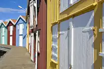 Sm�gen ist mit seinem nat�rlichen Hafen einer der Hauptumschlagspl�tze der schwedischen Fischindustrie. Die Sm�genbryggan ist ein fast ein Kilometer langer Holzsteg. Die Promenade direkt am Yachthafen schl�ngelt sich entlang der Granitfelsen dem Hafen entlang. 
Aufnahme: 2. August 2017.