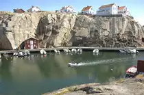 Sm�gen ist ein beliebtes Ausflugsziel f�r Touristen auf der gleichnamigen Insel im Skagerrak. Sm�gen ist beliebt bei Touristen, speziell der Hafen, wo es einen etwa einen Kilometer langer h�lzerner Steg gibt
Aufnahme: 2. August 2017.