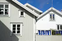 Holzh�user in Sm�gen. Sm�gen ist ein Ort auf der gleichnamigen Insel in der schwedischen Provinz V�stra G�talands l�n und der historischen Provinz Bohusl�n in der Gemeinde Soten�s.

Aufnahme: 2. August 2017.