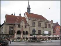 Das alte G�ttinger Rathaus mit dem Marktplatz und dem G�nselieselbrunnen am 08.04.2007, nun aufgenommen mit meiner Digitalkamera. Nachdem 1978 ein neues Rathaus bezogen worden war, wurde das alte Rathaus umfassend restauriert. Im Vergleich zu den vorherigen alten Bildern f�llt gleich die Ver�nderung der Fassade auf. Das Geb�ude dient jetzt vor allem repr�sentativen Zwecken, au�erdem ist dort auch das Fremdenverkehrsamt angesiedelt. Nicht unerw�hnt bleiben darf das Restaurant  Ratskeller .