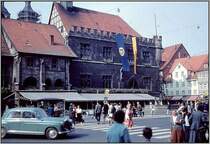 Es wird Zeit f�r eine Bilderserie, die sich mit meiner alten Heimatstadt G�ttingen befasst, in der ich bis 1989 gelebt habe. Auf diesem Bild sieht man das alte Rathaus der Stadt mit dem Marktplatz und dem G�nselieselbrunnen. Bei dem Bild handelt es sich um den Scan eines Dia aus dem Archiv meines verstorbenen Vaters Alfred Schmidt, das vermutlich Anfang bis Mitte der 60er Jahre des letzten Jahrhunderts aufgenommen wurde. Die nicht so optimale Qualit�t bitte ich zu entschuldigen.