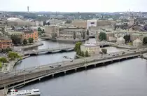Blick auf die Eisenbahnbr�cke Centralbron vom Stockholmer Rathausturm (Stadshuset). Stockholm ist wichtigster Knotenpunkt des schwedischen Eisenbahnnetzes. Hier befindet sich mit Stockholm C der gr��te Bahnhof des Landes. 
Aufnahme: 25. Juli 2017.