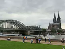 Blick in Richtung Dom und Hohenzollernbr�cke von dem Rheinboulevard bei einer Rundfahrt am 29. Juli 2017 in K�ln.