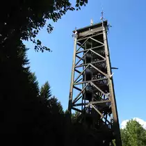 RAIFFEISEN-AUSSICHTSTURM BEI ALTENKIRCHEN/WW
Fantastische Rundum-Ausblicke �ber die Westerwaldh�hen bis zum Siebengebirge und weit ins BERGISCHE LAND und SIEGERLAND hinein hat man in 35 Metern H�he auf der Plattform des nach dem Gr�nder des
Genossenschaftswesens genannten Aussichtsturms im kleinen Ort BEUL bei ALTENKIRCHEN/WW,
hier am 6.8.2017...