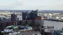 Die Hamburger Elbphilharmonie, fotografiert im April 2017 von der �ffentlichen Aussichtsplattform der St. Michaeliskirche.