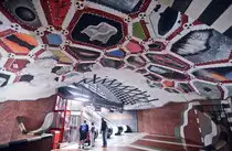 H�hepunkt der unterirdischen Reise in der Tunnelbana in Stockholm bildet heute sicherlich die blaue Linie von Kungstr�dg�rden nach Akalla und Hjulsta. Auf dieser Linie ist fast jede Haltestelle ein einziges Kunstwerk.
Besonders sehenswert fand ich die Station Kungstr�dg�rden. 
Aufnahme: 28. Juli 2017.