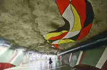 U-Bahnhof Kungstr�dg�rden in Stockholm. Ulrik Samuelson hat die Station 1977 in einen Untertagegarten verwandelt, der die Geschichte des Kungstr�dg�rden darstellt. Nicht vergessen einen Blick nach Oben zu werfen, hier finden sich auff�llige bunte Deckengem�lde.
Aufnahme: 28. Juli 2017.