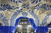 Die Stockholmer U-Bahn ist eine gigantische Kunstgalerie. Mehr als 90 der 110 Stationen sind mit Kunstwerken von ca. 150 verschiedenen K�nstlern ausgeschm�ckt.
F�r den Preis eines U-Bahn-Tickets kann man in den meisten Stockholmer U-Bahnh�fen Skulpturen, Mosaike, Gem�lde, Installationen, Inschriften und Reliefs aus den 1950er bis in die 2000er Jahre entdecken. Auf dem Bild: U-Bahnhof T-Centralen.

Aufnahme: 28. Juli 2017.