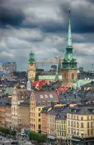 Blick auf die Altstadt von Stockholm (Gamla Stan) mit der deutschen Kirche (Tyska Kyrka) vom Gondolen. Das Geb�ude entstand in der Zeit der gr��ten Ausbreitung der Hanse als Gildenhaus der deutschen Gilde der hl. Gertrud, die im 14. Jahrhundert gegr�ndet wurde. Sein heutiges Aussehen erhielt der Bau im 17. Jahrhundert. 
Aufnahme: 25. Juli 2017.