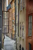 Gasse in der Altstadt (Gamla Stan) von Stockholm. Das heutige Gamla stan war in fr�heren Jahrhunderten das eigentliche Stockholm. Die ersten H�user entstanden im 13. Jahrhundert, die �ltesten Stra�en sind K�pmangatan, erstmals erw�hnt 1323
Aufnahme: 25. Juli 2017.