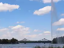 Nahe der Pumpstation im Park Babelsberg ein abschlie�ender Blick auf Glienicker Br�cke mit Wasserfont�ne am 09. August 2017.