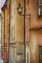 H�user an einer Gasse in der Altstadt (�Gamla Stan�) von Stockholm. Wer zum ersten Mal nach Stockholm kommt, sollte in jedem Fall Gamla Stan besuchen. Gamla Stan ist gewisserma�en die Urzelle Stockholms. Von hier aus breitete sich die Stadt aus.
Aufnahme: 25. Juli 2017.