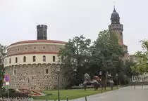 Wir sind am 16.07.2017 mit dem Zug von Freiburg nach G�rlitz gefahren. G�rlitz ist eine sehr sch�ne Stadt. Es muss aber noch sehr viel restauriert werden. Das Bild zeigt das Kaisertrutz, im Hintergrund den Reichenbacher Turm in Goerlitz am 17.07.2017