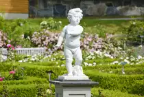 Statue am �Caf� Flickorna� im Freilichtmuseum Skansen in Stockholm. Aufnahme: 26. Juli 2017.