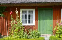 Eingang zum �Sk�neg�rden� im �Skansen�. Das Stockholmer Freilichtmuseum  ist ein Ausdruck der nationalromantischen Str�mungen dieser Zeit und sollte den Schweden die eigene, durch die beginnende Industrialisierung bedrohte Volkskultur in Form eines lebenden Museums n�herbringen. 
Aufnahme: 26. Juli 2017.