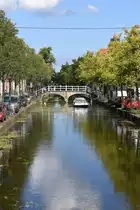 DELFT, 06.08.2017, Blick auf die Gracht neben der Stra�e Kornmarkt