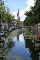 DELFT, 06.08.2017, Blick �ber die Oosteinde Gracht zum Turm der Nieuwe Kerk am Markt