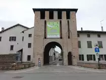 San Vito al Tagliamento, �stliches Stadttor Torre di San Nicolo, erbaut im 13. Jahrhundert (06.05.2017)