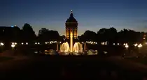 Blick auf den Park um den Mannheimer Wasserturm an einem Montagabend im Juli 2016 um 22:12.