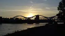 Blick auf eine Br�cke, die den Rhein �berquert. Aufgenommen an einem Montagabend im Juli 2016.