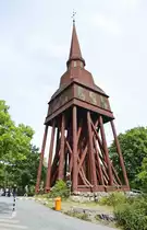 Der 34,5 Meter hohe Glockenturm �H�llestadstapeln� im Freilichtmuseum �Skansen� in Stockholm. Der Turm wurde 1894 erbaut.
Aufnahme: 25. Juli 2017.