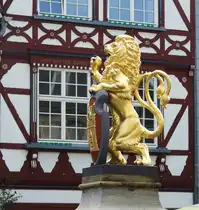 HACHENBURG/WESTERWALD-L�WE AUF DEM MARKTBRUNNEN
Auf dem L�wenbrunnen mitten auf dem unter Denkmalschutz stehenden ALTEN MARKT die vergoldete Figur
des doppelschweifigen L�wen,Teil des Stadtwappens und ein Geschenk des GRAFEN ALEXANDER VON
HACHENBURG 1888 an die Stadt...am 13.8.2017