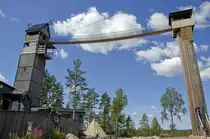 H�ngebr�cke zwischen zwei T�rmen am Base Camp von �Litte Rock Lake� bei Klavrestr�m in Sm�land. Aufnahme: 20. Juli 