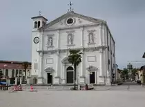 Palmanova, Dom St. Redentore, erbaut ab 1615, Fassade aus istrischem Marmor von 1619, das Giebelfeld tr�gt einen bronzenen L�wen von 1894 (06.05.2017)