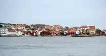 Blick auf das Fischerdorf Gullholmen vom Boot. Das Dorf erreicht man mit einer F�hre von Tuvesvik auf der Insel Orust.
Aufnahme: 3. August 2017.
