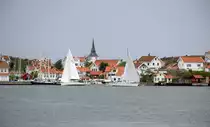 Blick auf das Fischerdorf Gullholmen von Tuvesvik auf der Insel Orust. Aufnahme: 3. August 2017.